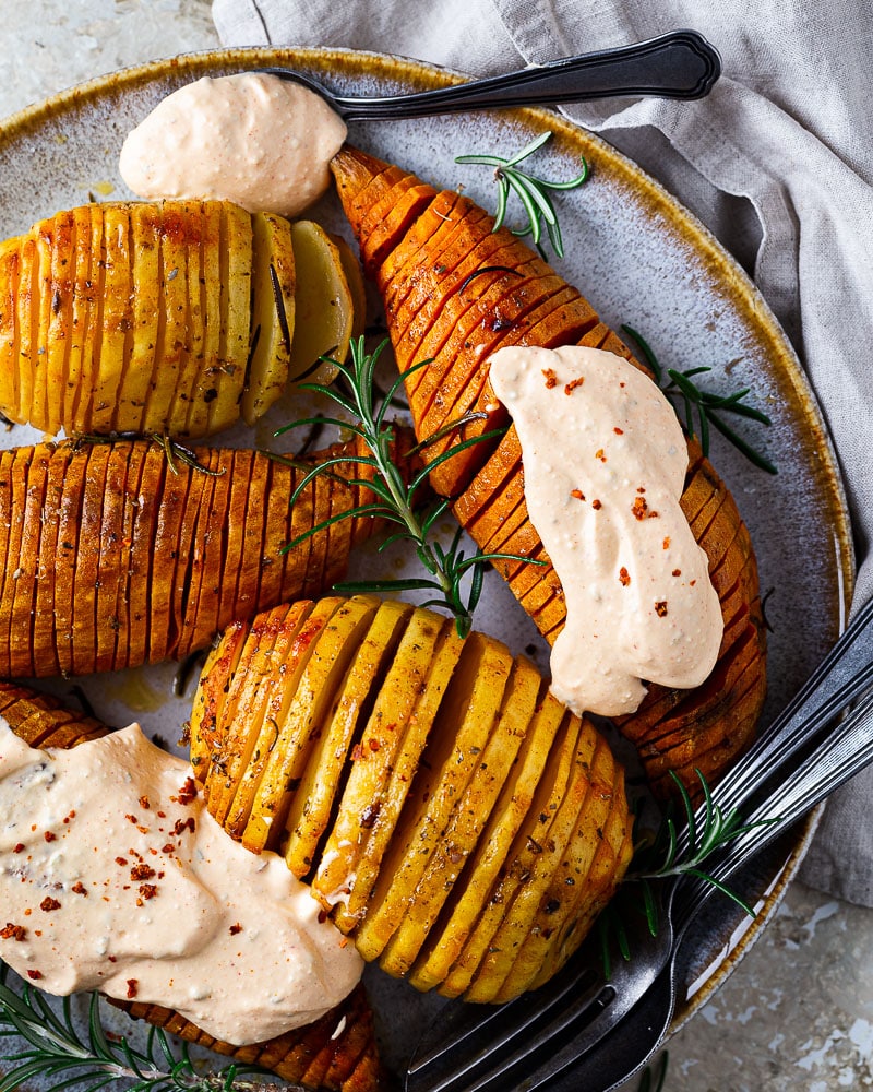 Des Patates douces hasselback, ça vous tente ? Elles sont croustillantes à l'extérieur et fondantes à l'intérieur.