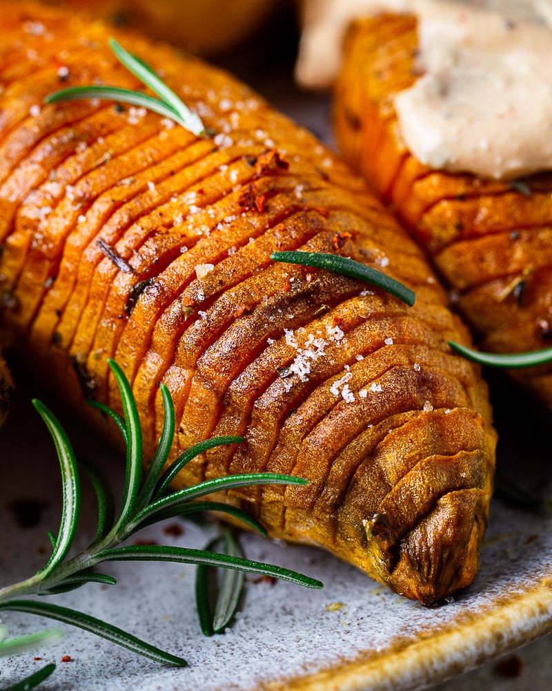 Des Patates douces hasselback, ça vous tente ? Elles sont croustillantes à l'extérieur et fondantes à l'intérieur.