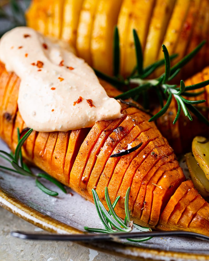 Des Patates douces hasselback, ça vous tente ? Elles sont croustillantes à l'extérieur et fondantes à l'intérieur.