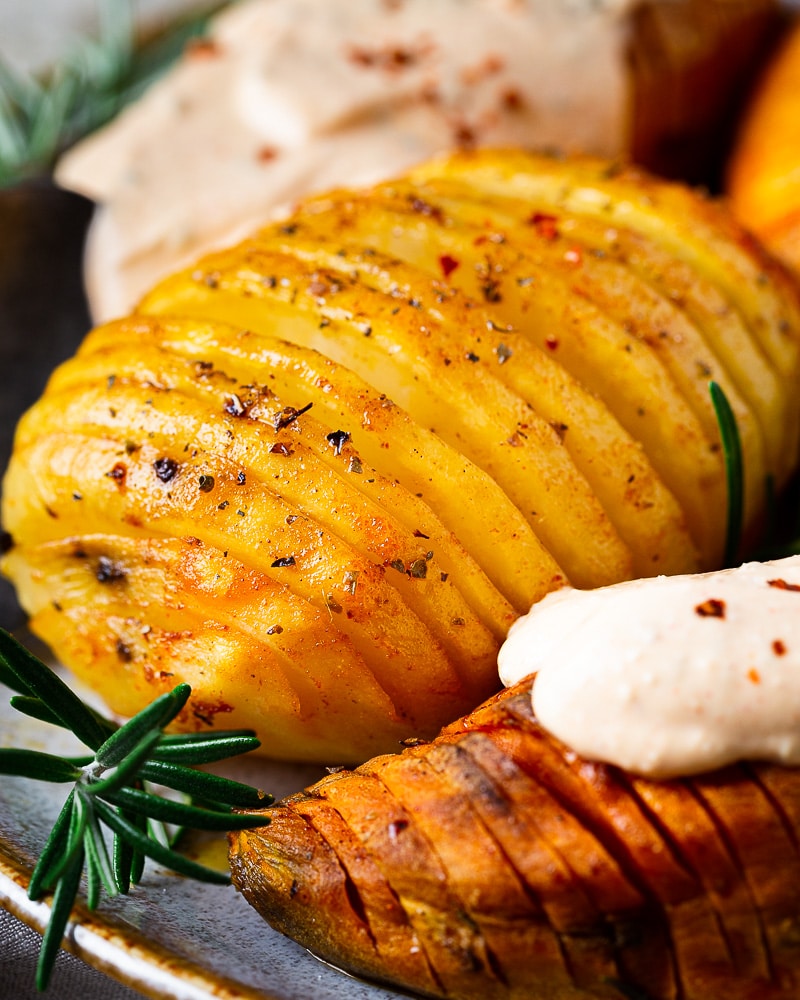 Des Patates douces hasselback, ça vous tente ? Elles sont croustillantes à l'extérieur et fondantes à l'intérieur.