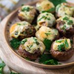 Ces petits champignons farcis au Saint-Nectaire sont une idée originale. Parfait pour un apéro d’hiver en mode escargots au beurre persillé.