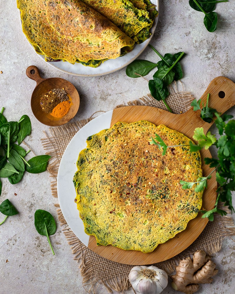 Des crêpes salées, ça vous tente ? Pour changer, voici de Crêpes épinards farine de pois chiches, d'inspiration indienne.