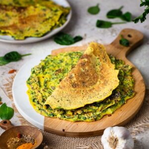 Des crêpes salées, ça vous tente ? Pour changer, voici de Crêpes épinards farine de pois chiches, d'inspiration indienne.