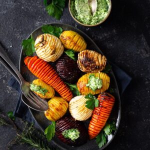 Ces Légumes racines hasselback beurre d’escargot sont une petite merveille ! Tous vos légumes racines peuvent y passer !