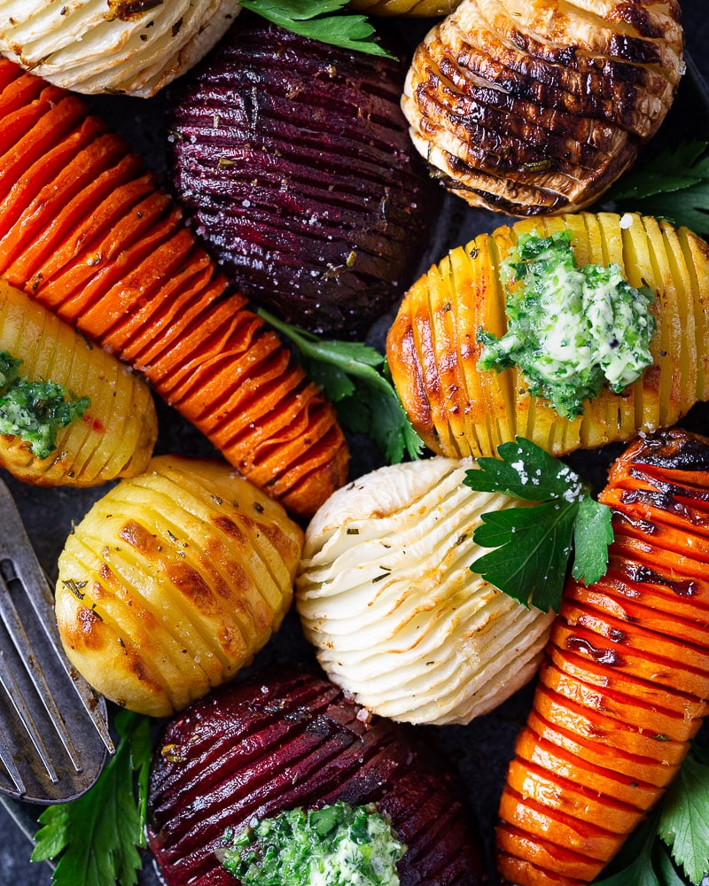 Ces Légumes racines hasselback beurre d’escargot sont une petite merveille ! Tous vos légumes racines peuvent y passer !