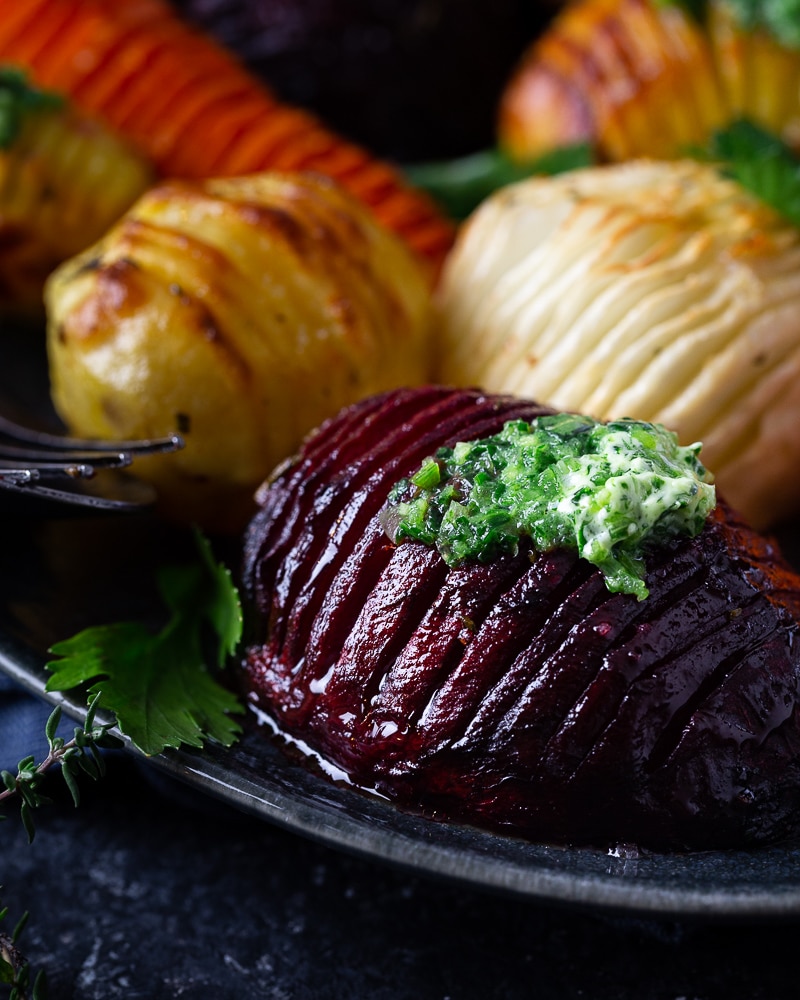 Ces Légumes racines hasselback beurre d’escargot sont une petite merveille ! Tous vos légumes racines peuvent y passer !