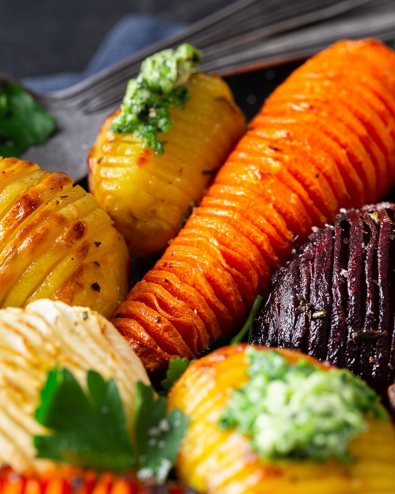 Ces Légumes racines hasselback beurre d’escargot sont une petite merveille ! Tous vos légumes racines peuvent y passer !