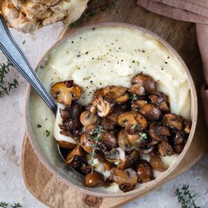Voici un plat qui regroupe toutes les qualités d’un bon repas d’hiver : Purée de céleri rave et fricassé de champignons.