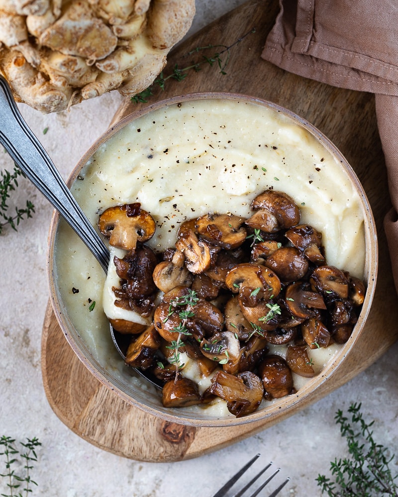Voici un plat qui regroupe toutes les qualités d’un bon repas d’hiver : Purée de céleri rave et fricassé de champignons.