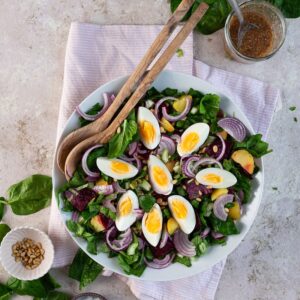Cette salade d'épinards œufs et betterave est toute simple et complète. Prête en 20min, elle est parfaite pour un repas rapide d'hiver !