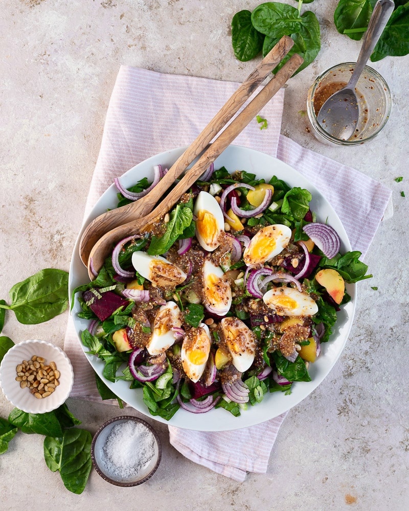Cette salade d'épinards œufs et betterave est toute simple et complète. Prête en 20min, elle est parfaite pour un repas rapide d'hiver !