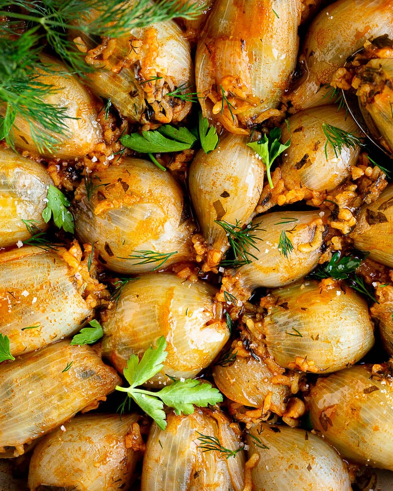 Quelle découverte ces Oignons farcis au riz et herbes fraîches ! Je me suis inspirée de la cuisine libanaise pour cette recette.