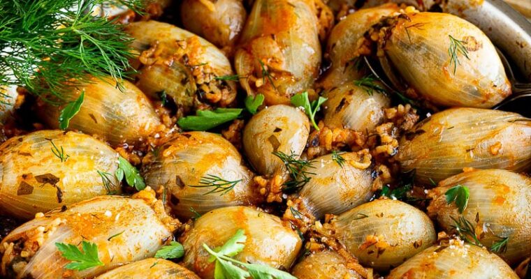 Oignons farcis au riz et herbes fraîches