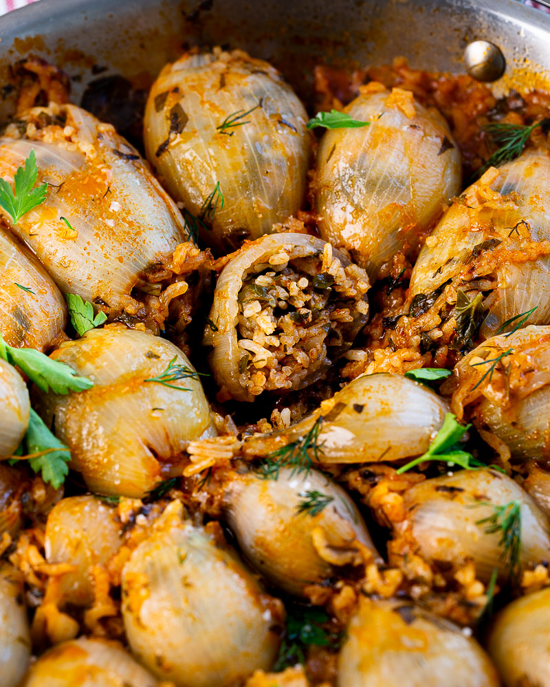 Quelle découverte ces Oignons farcis au riz et herbes fraîches ! Je me suis inspirée de la cuisine libanaise pour cette recette.