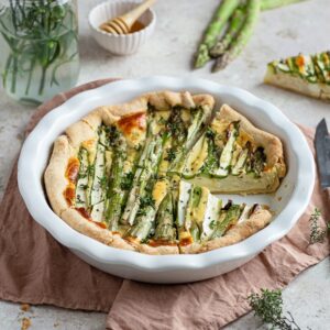 La saison des asperges bat son plein ! Et cette Quiche aux asperges chèvre et miel vous permettra d’en profiter à fond !