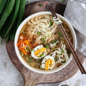 Cette recette de Ramen végétarien express est super pour les repas où vous n'avez pas trop de temps mais quand même envie de réconfort !