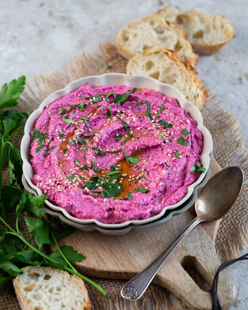 Cette petite crème de feta à la betterave est non seulement originale mais en plus trop mignonne avec sa couleur toute rose !
