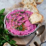 Cette petite crème de feta à la betterave est non seulement originale mais en plus trop mignonne avec sa couleur toute rose !