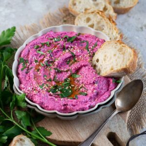 Cette petite crème de feta à la betterave est non seulement originale mais en plus trop mignonne avec sa couleur toute rose !