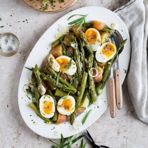Cette Salade d’asperges à l’estragon est une ode aux asperges ! C’est l’un des légumes que j’attends avec impatience à l’arrivée du printemps.