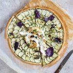 Voici une belle recette, simple et délicieuse pour célébrer le retour des courgettes sur nos tables : la Tarte fine courgette et burrata !