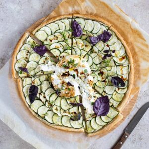Voici une belle recette, simple et délicieuse pour célébrer le retour des courgettes sur nos tables : la Tarte fine courgette et burrata !