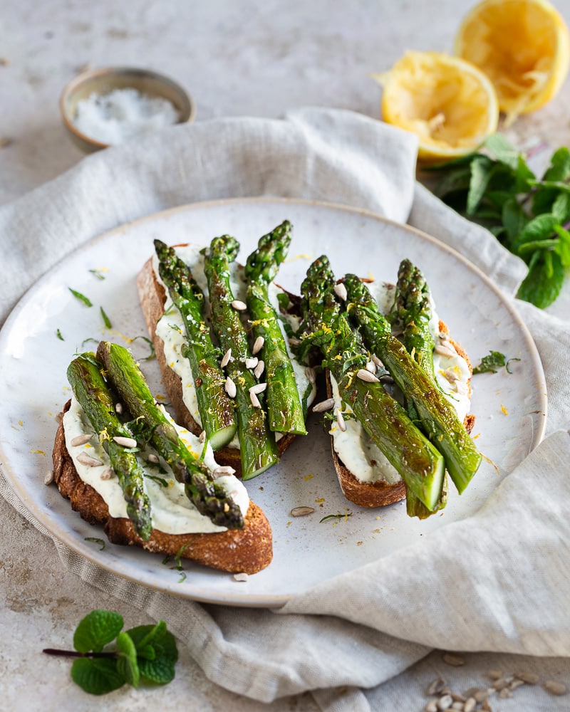 J'adore déguster les asperges avec une petite vinaigrette. Mais ces Tartines aux asperges feta et citron sont d'autre niveau !