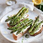 J'adore déguster les asperges avec une petite vinaigrette. Mais ces Tartines aux asperges feta et citron sont d'autre niveau !