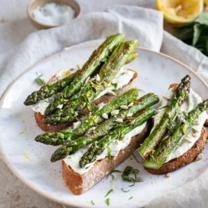 J'adore déguster les asperges avec une petite vinaigrette. Mais ces Tartines aux asperges feta et citron sont d'autre niveau !