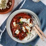 Ces Aubergines à la sauce tomate à la grecque sont un plat de base chez moi. J’en mange au moins une fois par semaine quand c’est la saison !