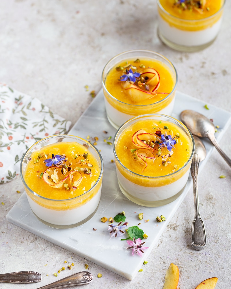 Envie de légèreté et de fraicheur, cette panna cotta à la compoté de brugnons et au miel est faite pour vous. Fondante en bouche, la crème au lait d'amande se marie parfaitement avec la douceur des brugnons et du miel, un vrai délice !