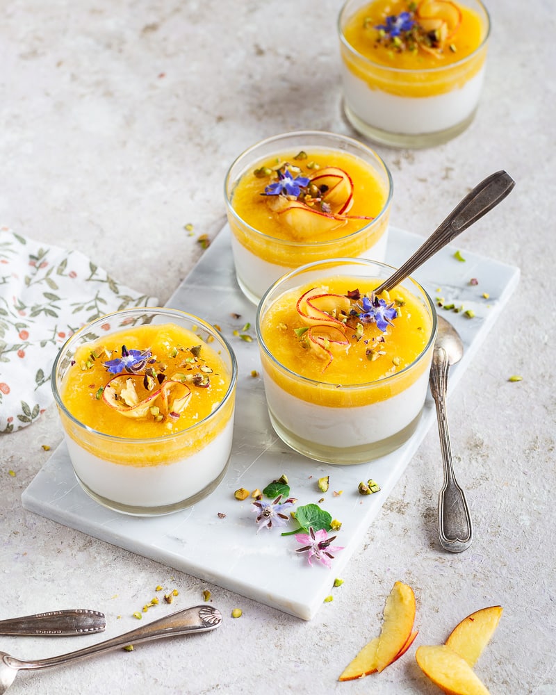 Envie de légèreté et de fraicheur, cette panna cotta à la compoté de brugnons et au miel est faite pour vous. Fondante en bouche, la crème au lait d'amande se marie parfaitement avec la douceur des brugnons et du miel, un vrai délice !
