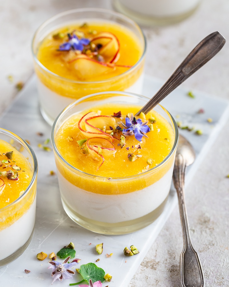 Envie de légèreté et de fraicheur, cette panna cotta à la compoté de brugnons et au miel est faite pour vous. Fondante en bouche, la crème au lait d'amande se marie parfaitement avec la douceur des brugnons et du miel, un vrai délice !