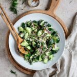 Salade concombre écrasé feta et aneth Je vous présente ma dernière petite recette chérie : la Salade concombre écrasé feta et aneth ! C’est une idée que j’ai eu en me promenant sur internet. Il y a plein de recettes de salade avec du concombre écrasé. Et il m’a fallu un peu de temps pour comprendre l’intérêt. Mais j’ai enfin compris ! En fait, le fait d’écraser légèrement le concombre permet de créer des crevasses dans lesquelles la sauce s’engouffre. Et les morceaux de concombre deviennent encore plus juteux et sucrés. Et c’est trop bon ! Souvent on voit des salades de concombre écrasé à l’asiatique. Avec une sauce pimentée. Ça à l’air très bon. Même si je n’ai jamais essayé. Mais quand j’ai vu la version méditerranéenne passer, je n’ai pas pu résister ! Vous me connaissez. Je vis pour la feta. Et l’aneth est certainement dans le top 3 de mes herbes fraîches préférées. J’ai juste ajouté ma petite touche perso à la salade en mettant de l'oignon rouge émincé et de la menthe en plus. C’est un véritable délice cette Salade concombre écrasé feta et aneth ! Et vous alors ? Vous avez déjà essayé de taper sur vos concombres ? Et si comme moi, vous adorez le concombre, je vous rappelle qu’il y a ma petite recette de tzatziki chérie sur le blog ! Pour la salade 1 grand concombre ½ oignon rouge ½ botte d’aneth 4-5 branches de menthe 1 poignées de pistache Pour la sauce 100g de feta le jus d’1 citron jaune 4 càs d’huile d’olive 3-4 tours de poivre du moulin Couper un concombre en tronçons, puis en 2 dans la longueur. Poser le couteau à plat et taper sur les concombres avec votre poing pour les écraser légèrement. Cela permet de créer des petites crevasses dans le concombre pour que la sauce rentre dedans. Puis couper les concombres en morceaux. J’aime bien faire des morceaux inégaux. Émincer finement l’oignon. Hacher l’aneth et les feuilles de menthe. Concasser les pistaches. Assembler la salade dans un saladier. Pour la sauce : émietter la feta puis ajouter le jus de citron, l’huile et le poivre. Mélanger. Verser sur la salade et déguster !