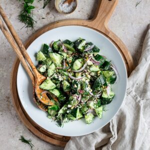 Salade concombre écrasé feta et aneth Je vous présente ma dernière petite recette chérie : la Salade concombre écrasé feta et aneth ! C’est une idée que j’ai eu en me promenant sur internet. Il y a plein de recettes de salade avec du concombre écrasé. Et il m’a fallu un peu de temps pour comprendre l’intérêt. Mais j’ai enfin compris ! En fait, le fait d’écraser légèrement le concombre permet de créer des crevasses dans lesquelles la sauce s’engouffre. Et les morceaux de concombre deviennent encore plus juteux et sucrés. Et c’est trop bon ! Souvent on voit des salades de concombre écrasé à l’asiatique. Avec une sauce pimentée. Ça à l’air très bon. Même si je n’ai jamais essayé. Mais quand j’ai vu la version méditerranéenne passer, je n’ai pas pu résister ! Vous me connaissez. Je vis pour la feta. Et l’aneth est certainement dans le top 3 de mes herbes fraîches préférées. J’ai juste ajouté ma petite touche perso à la salade en mettant de l'oignon rouge émincé et de la menthe en plus. C’est un véritable délice cette Salade concombre écrasé feta et aneth ! Et vous alors ? Vous avez déjà essayé de taper sur vos concombres ? Et si comme moi, vous adorez le concombre, je vous rappelle qu’il y a ma petite recette de tzatziki chérie sur le blog ! Pour la salade 1 grand concombre ½ oignon rouge ½ botte d’aneth 4-5 branches de menthe 1 poignées de pistache Pour la sauce 100g de feta le jus d’1 citron jaune 4 càs d’huile d’olive 3-4 tours de poivre du moulin Couper un concombre en tronçons, puis en 2 dans la longueur. Poser le couteau à plat et taper sur les concombres avec votre poing pour les écraser légèrement. Cela permet de créer des petites crevasses dans le concombre pour que la sauce rentre dedans. Puis couper les concombres en morceaux. J’aime bien faire des morceaux inégaux. Émincer finement l’oignon. Hacher l’aneth et les feuilles de menthe. Concasser les pistaches. Assembler la salade dans un saladier. Pour la sauce : émietter la feta puis ajouter le jus de citron, l’huile et le poivre. Mélanger. Verser sur la salade et déguster !