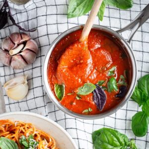 Cette Sauce Tomate pour Pâtes Pizzas et Lasagnes est ma sauce tomate FETICHE ! Que je congèle pour toujours en avoir sous le coude !