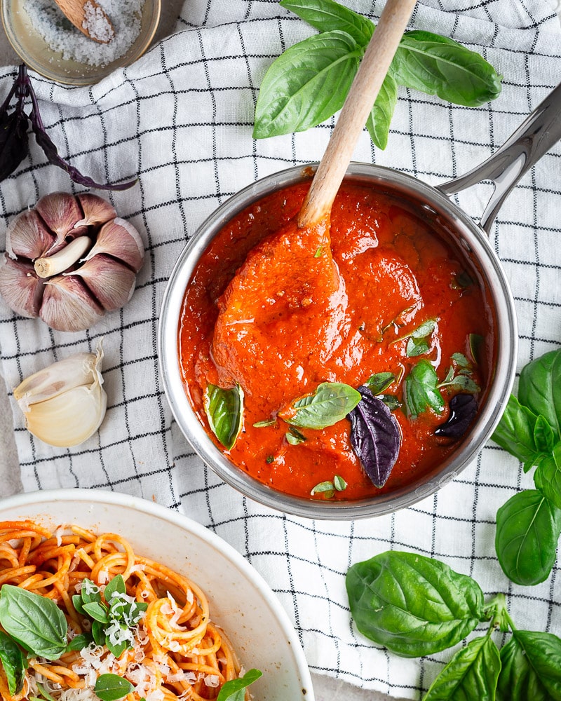 Cette Sauce Tomate pour Pâtes Pizzas et Lasagnes est ma sauce tomate FETICHE ! Que je congèle pour toujours en avoir sous le coude !