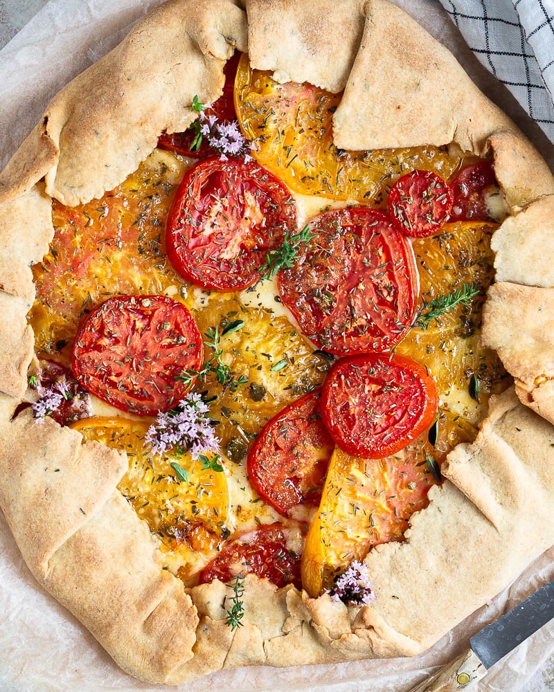 Cette Tarte Rustique Tomate Comté va vite devenir un classique de vos repas d’été ! Elle est terriblement simple à préparer. Et rapide.