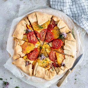 Cette Tarte Rustique Tomate Comté va vite devenir un classique de vos repas d’été ! Elle est terriblement simple à préparer. Et rapide.