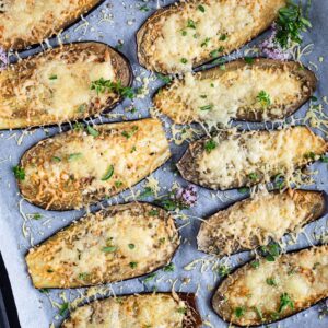 Un petit kiff super rapide à préparer ? J’ai nommé les Tranches d’aubergines gratinées express ! 15min derrière les fourneaux ;)