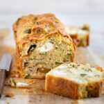 Préparez notre cake courgette olive feta, une recette facile et rapide, parfaite pour l’apéro, le pique-nique ou vos repas d’été.