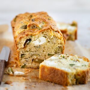 Préparez notre cake courgette olive feta, une recette facile et rapide, parfaite pour l’apéro, le pique-nique ou vos repas d’été.