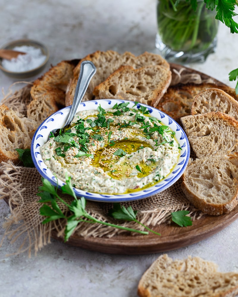 Ce Caviar d’aubergine au tahini (baba ganoush) est à la fois crémeux, onctueux et riche. Parfait pour l'apéro ou dans un sandwich !