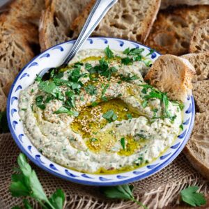 Ce Caviar d’aubergine au tahini (baba ganoush) est à la fois crémeux, onctueux et riche. Parfait pour l'apéro ou dans un sandwich !