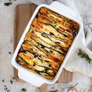 Ce Crinkle courgette feta menthe, avec ses feuillles de filo en accordéon, est le cousin trendy de la kolokithopita !