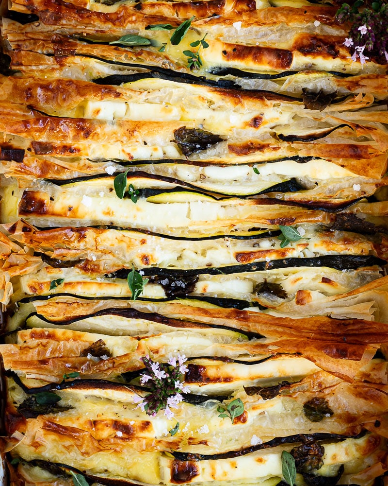 Ce Crinkle courgette feta menthe, avec ses feuillles de filo en accordéon, est le cousin trendy de la kolokithopita !