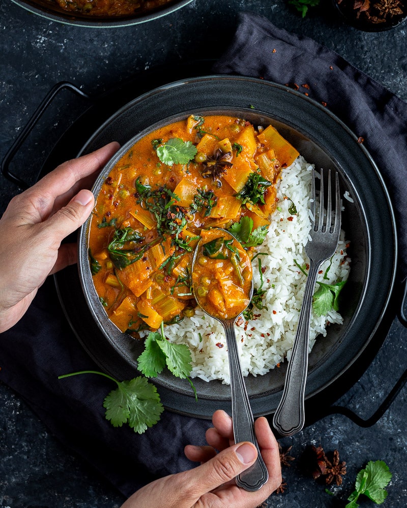 J'adore ce Curry de blettes et petits pois ! Il est super crémeux et parfumé. Et on peut modifier les légumes en fonction de ces goûts !