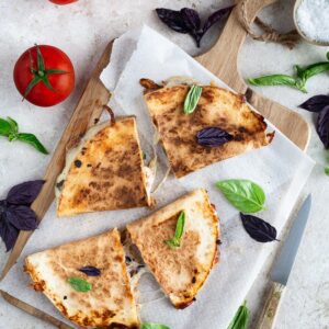 Ces Quesadillas tomate mozzarella express sont la solution de facilité pour vos repas d’été ! Prêtes en quelques minutes seulement !