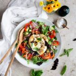 La Salade roquette tomate burrata est une des salades de base de mon alimentation en été. Ni plus ni moins.