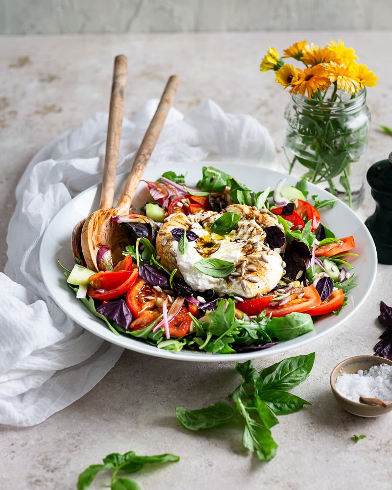 La Salade roquette tomate burrata est une des salades de base de mon alimentation en été. Ni plus ni moins.
